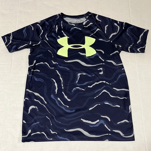 Under Armour Navy Blue and Gray Camo Heat Gear Loose Fit Boy’s T-shirt - Picture 2 of 3